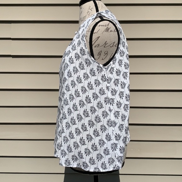 Ocean DRIVE Off White/Navy Sleeveless Top - Picture 4 of 10